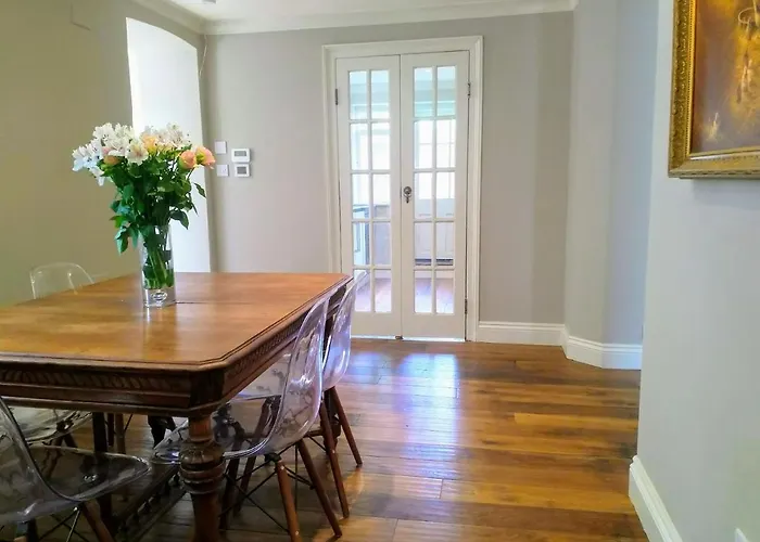 Elegant & Spacious Parkside 2-Bedroom 2-Bathroom Flat In Period Building On Blackheath Common - Private Entrance, Great Greenwich Location, Easy For O2 Arena And City!