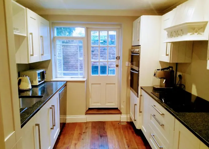 Elegant & Spacious Parkside 2-Bedroom 2-Bathroom Flat In Period Building On Blackheath Common - Private Entrance, Great Greenwich Location, Easy For O2 Arena And City!