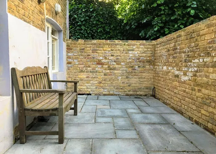 Elegant & Spacious Parkside 2-Bedroom 2-Bathroom Flat In Period Building On Blackheath Common - Private Entrance, Great Greenwich Location, Easy For O2 Arena And City!
