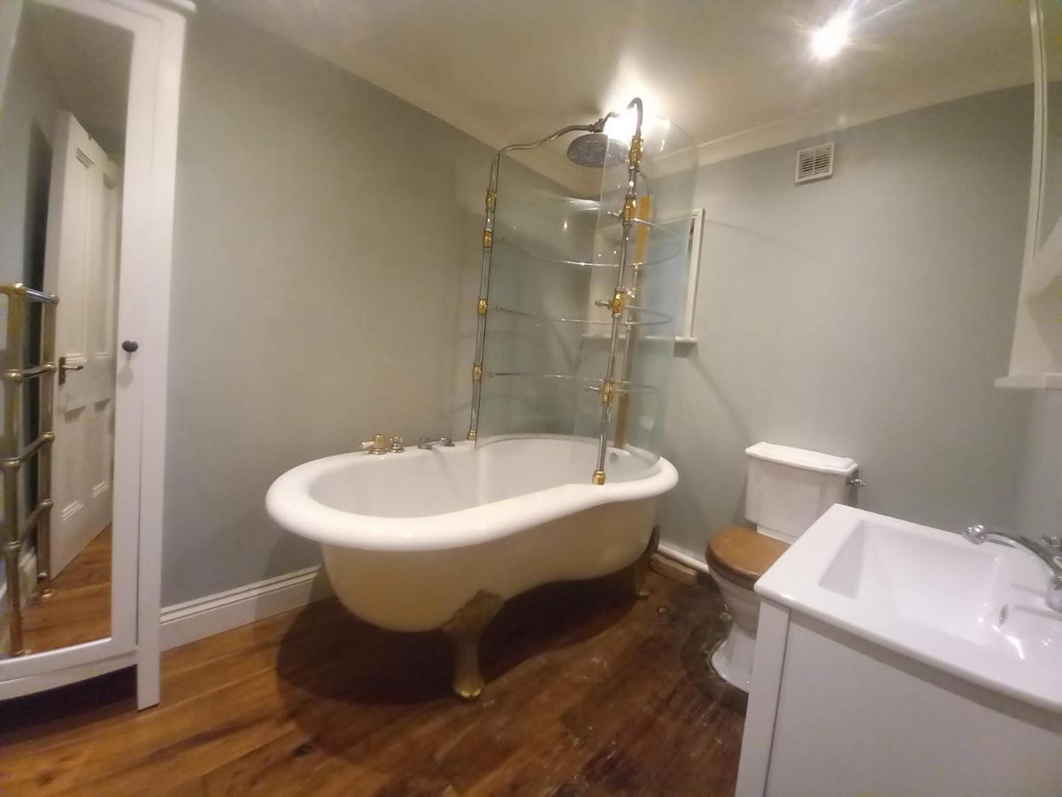 Elegant & Spacious Parkside 2-bedroom 2-bathroom Flat In Period Building On Blackheath Common - Private Entrance, Great Greenwich Location, Easy For O2 Arena And City! Appartamento *